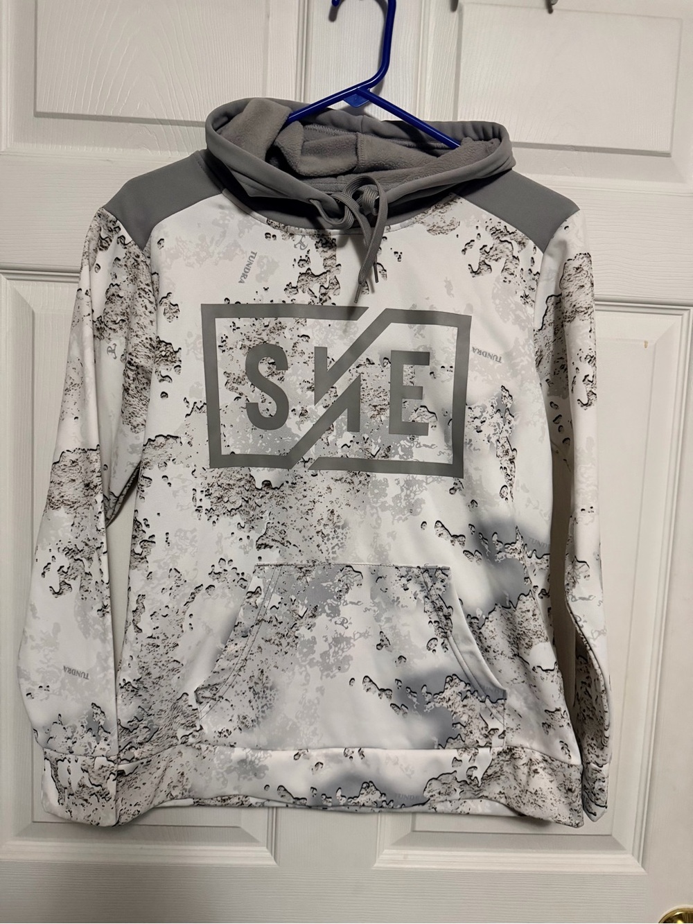 Men's SVE Graphic Pullover Hoodie in White & Gray